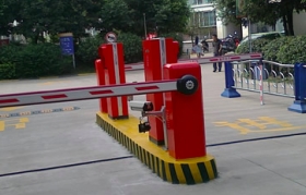 保利小區(qū)停車場(chǎng)<